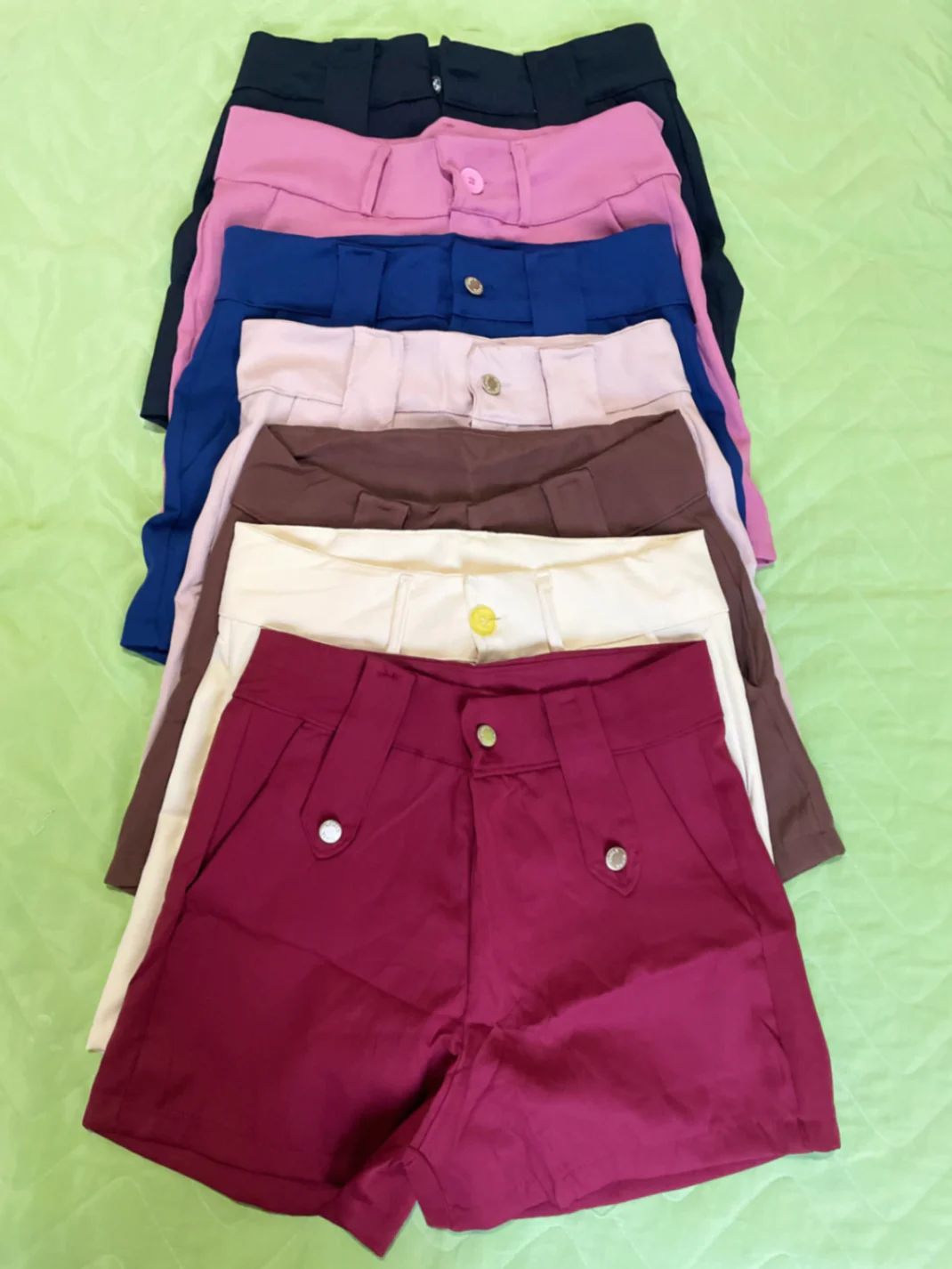 Short Feminino Bordô com Botões