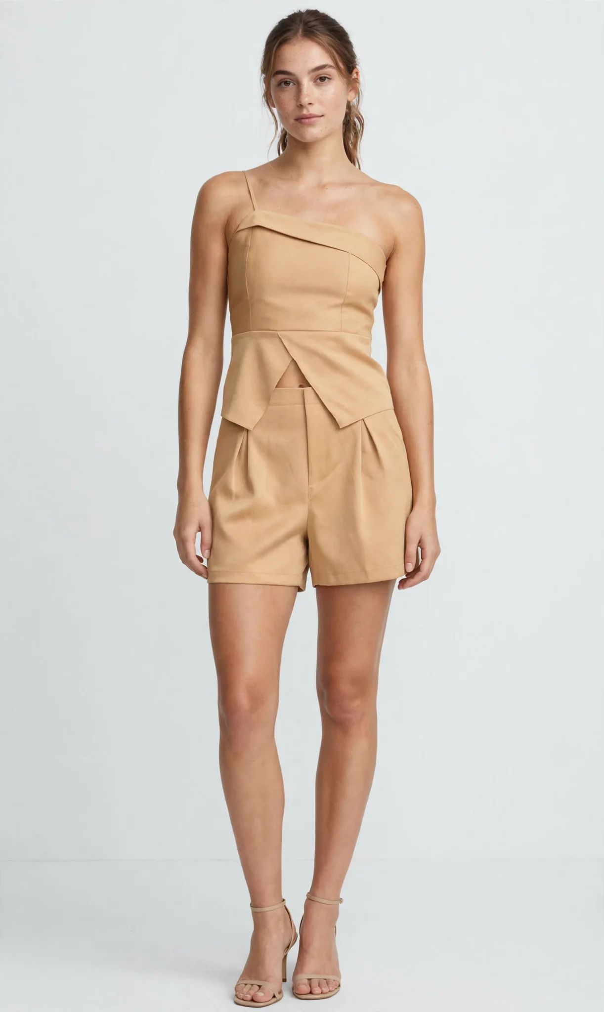 Conjunto Bege com Cropped Assimétrico e Shorts