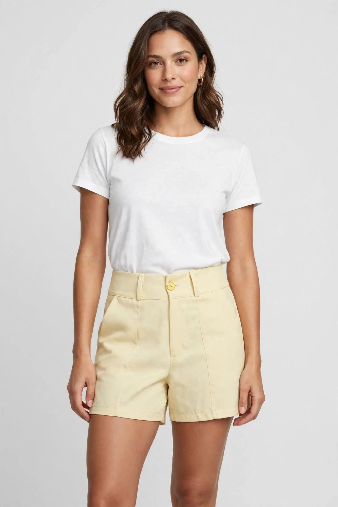 Short Amarelo e Blusa Branca