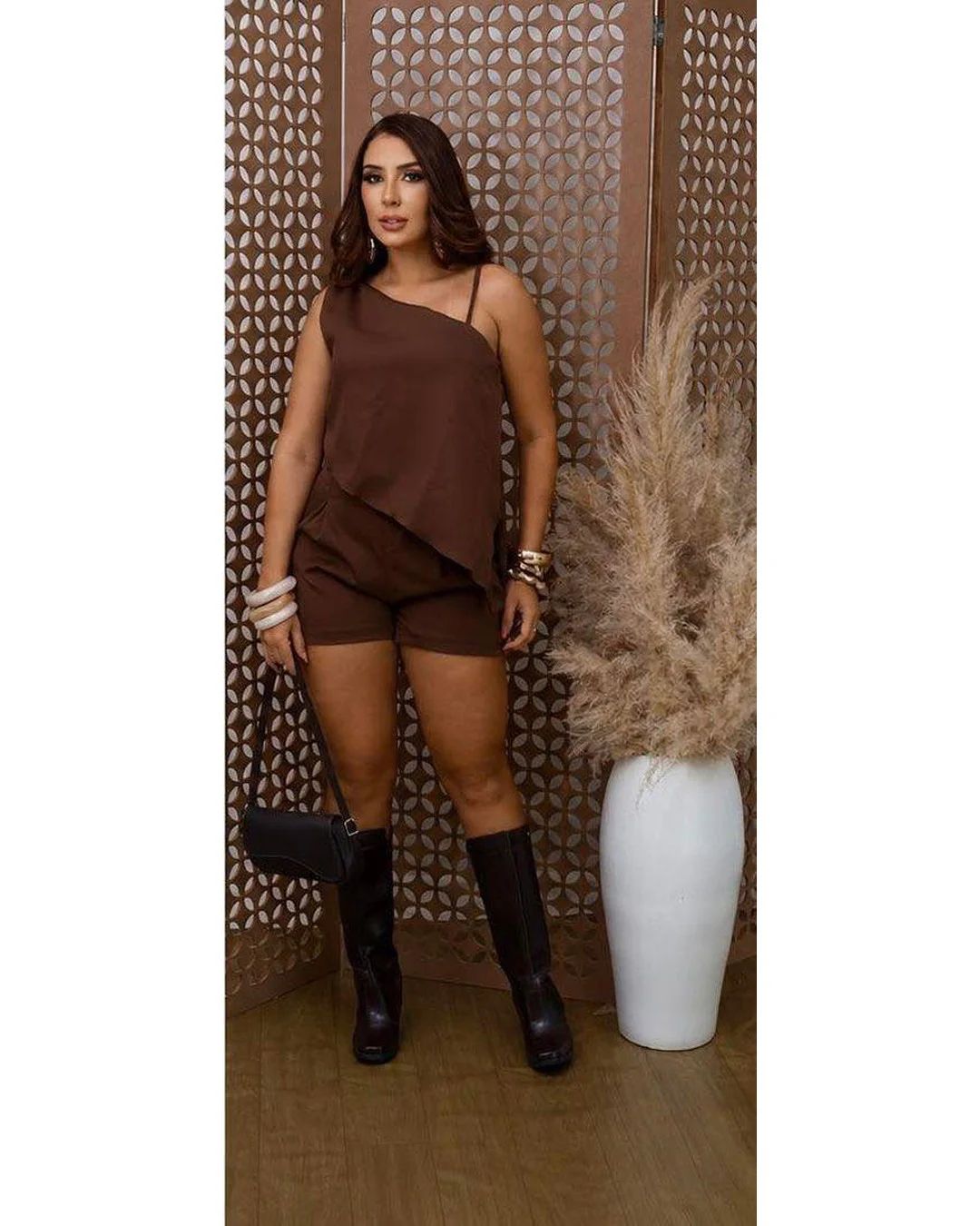 Conjunto Marrom Blusa de Um Ombro Só e Short