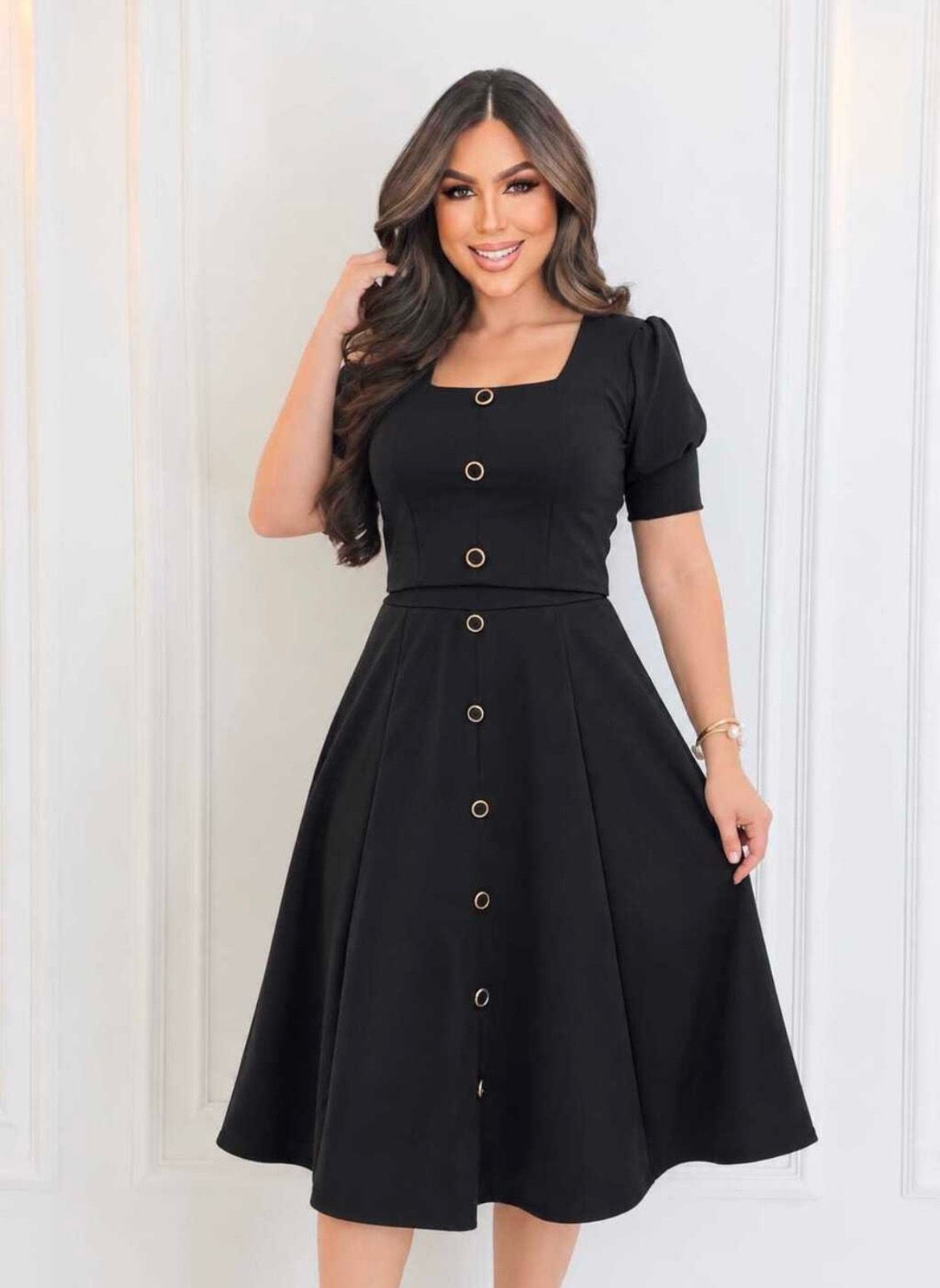 Conjunto Midi Preto com Botões e Manga Curta
