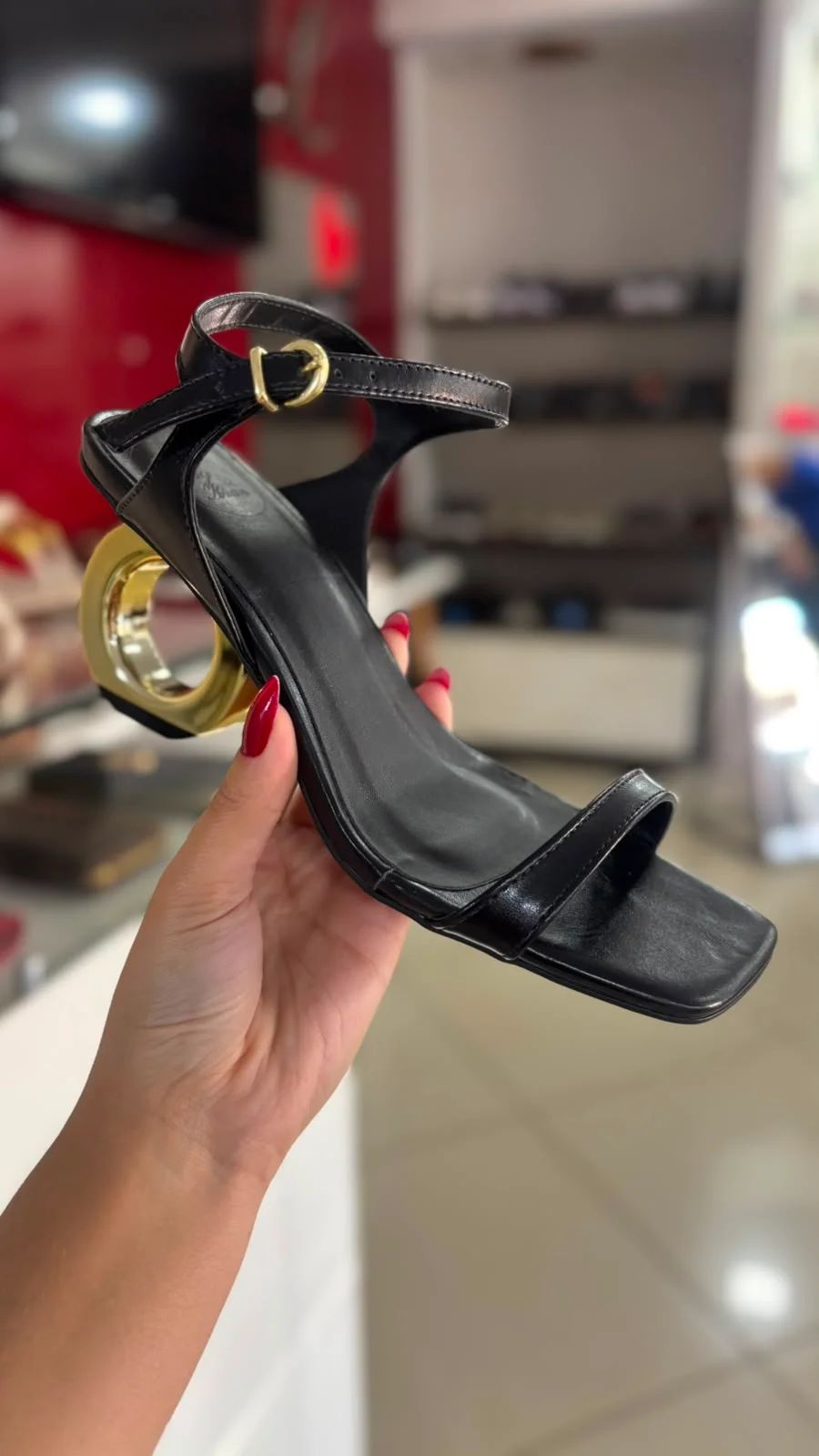 Sandália Preta Salto Fino Dourado