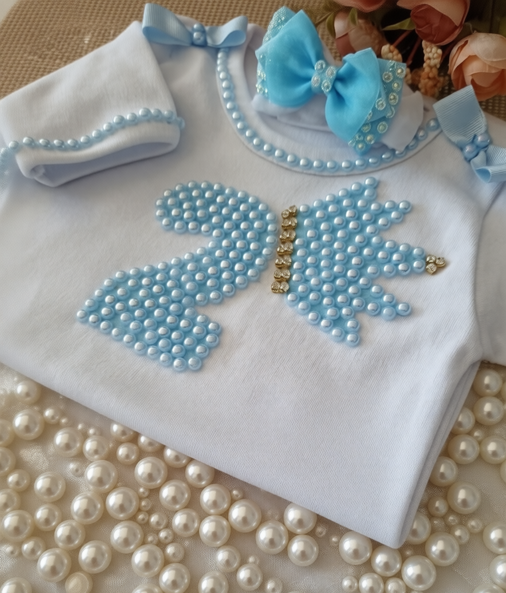 Body Infantil Branco com Aplicação de Pérolas e Laço