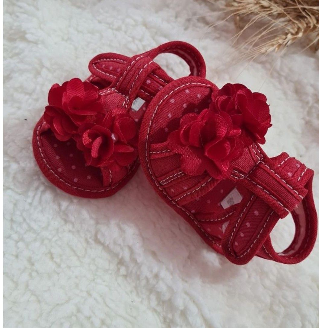 Sandalinha Vermelha de Bebê com Flores