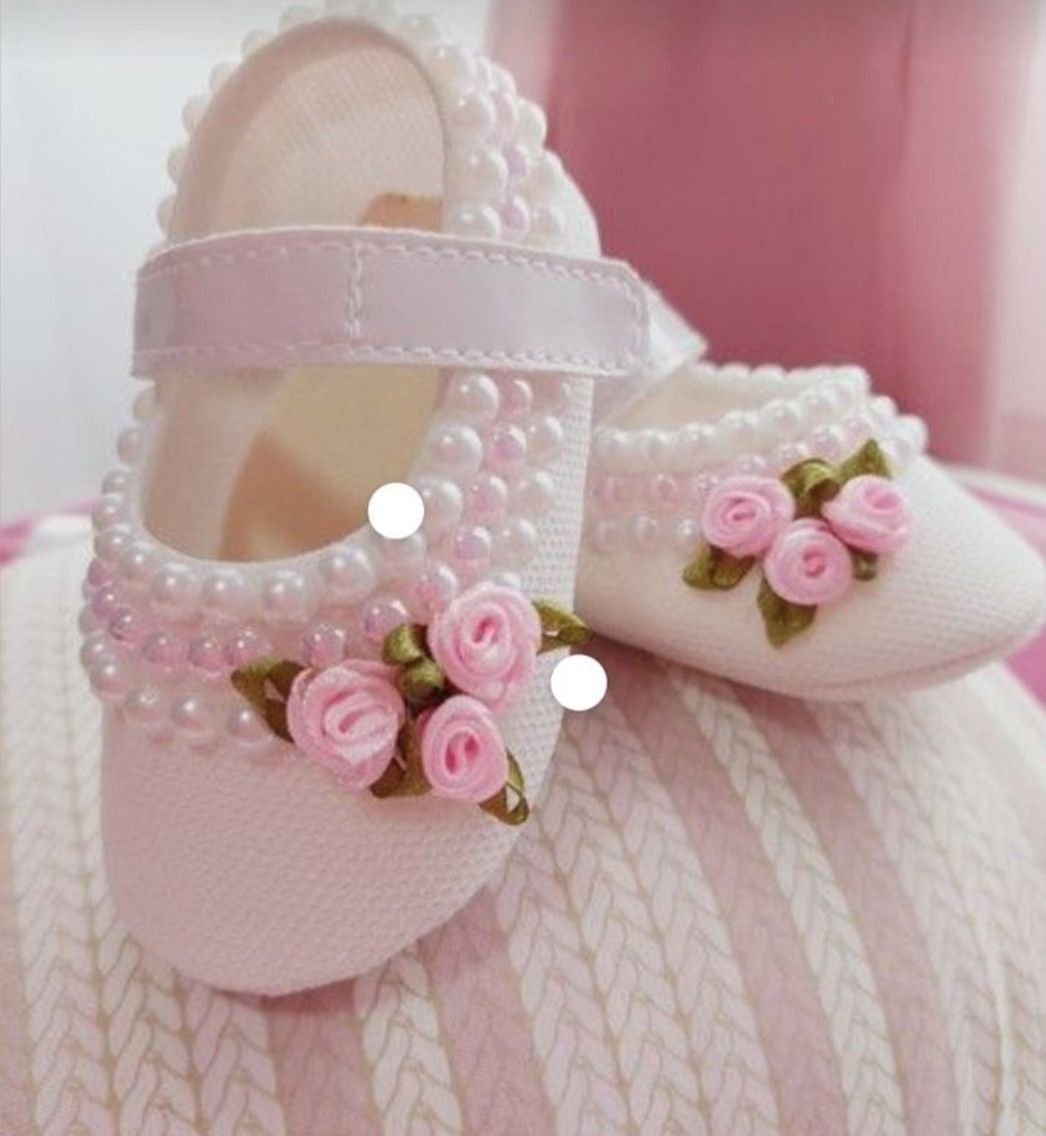 Sapatinho de Bebê Decorado com Pérolas e Rosas