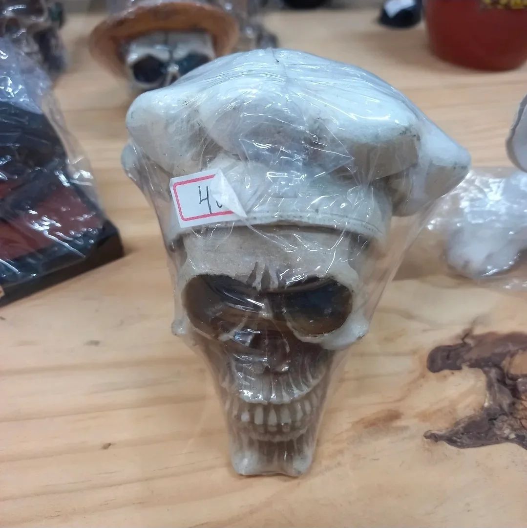 Crânio Decorativo Índio com cocar em resina