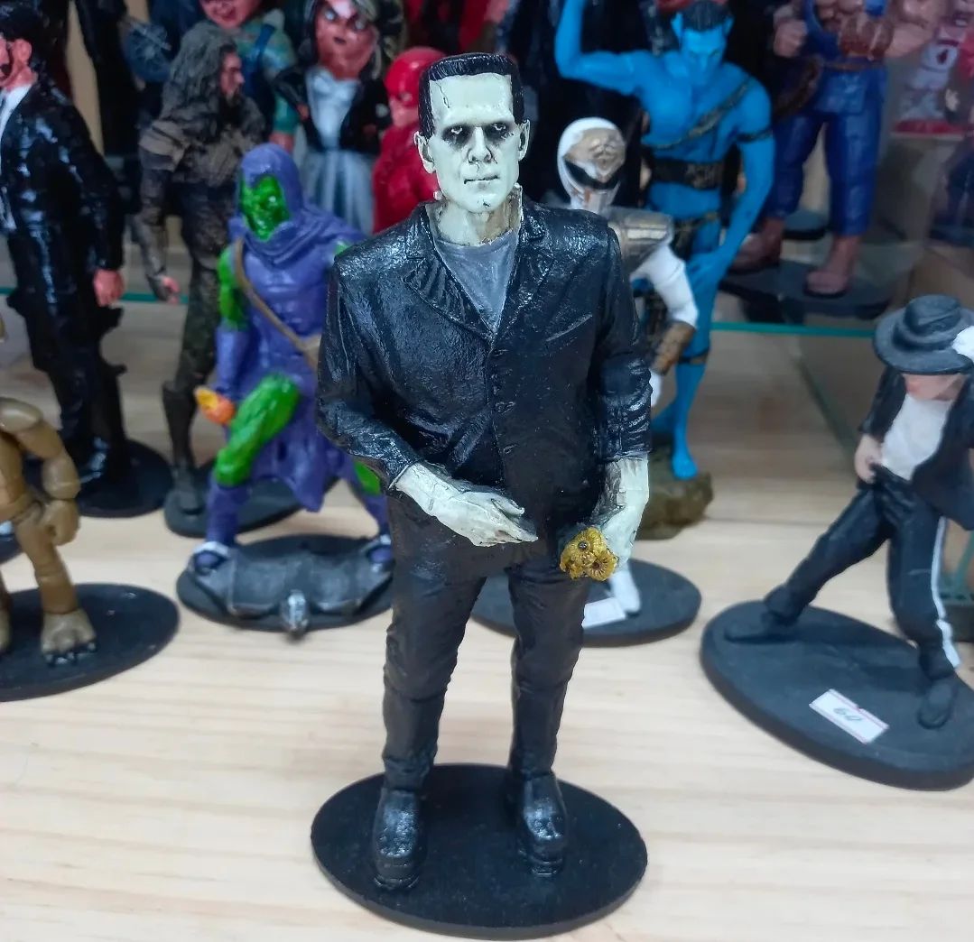Boneco Colecionável Guerreiro com Máscara e Espada