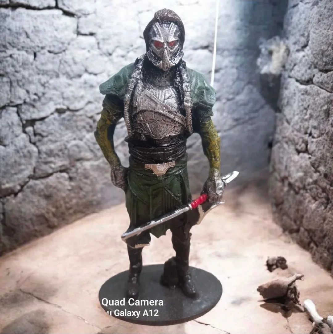 Boneco Colecionável Guerreiro com Máscara e Espada