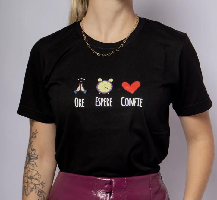 T-shirt Preta Ore Espere Confie