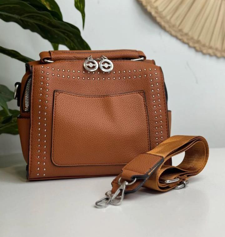 Bolsa Feminina Transversal Marrom com Tachas
