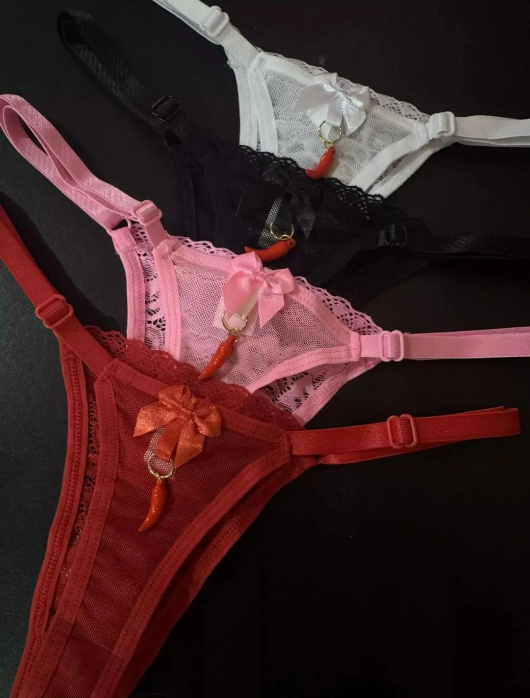 Calcinha Fio Dental com Amuleto de Pimenta