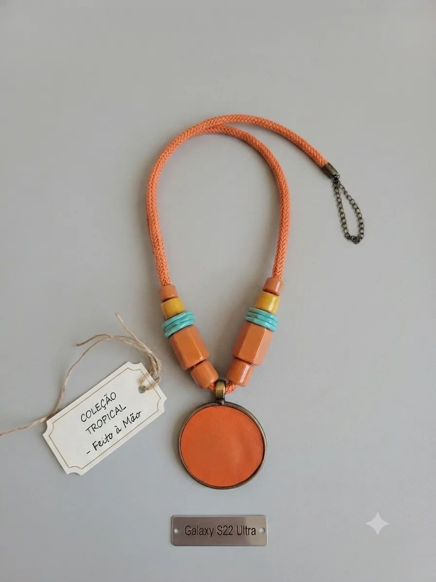 Colar Laranja com Pingente Redondo e Detalhes Turquesa