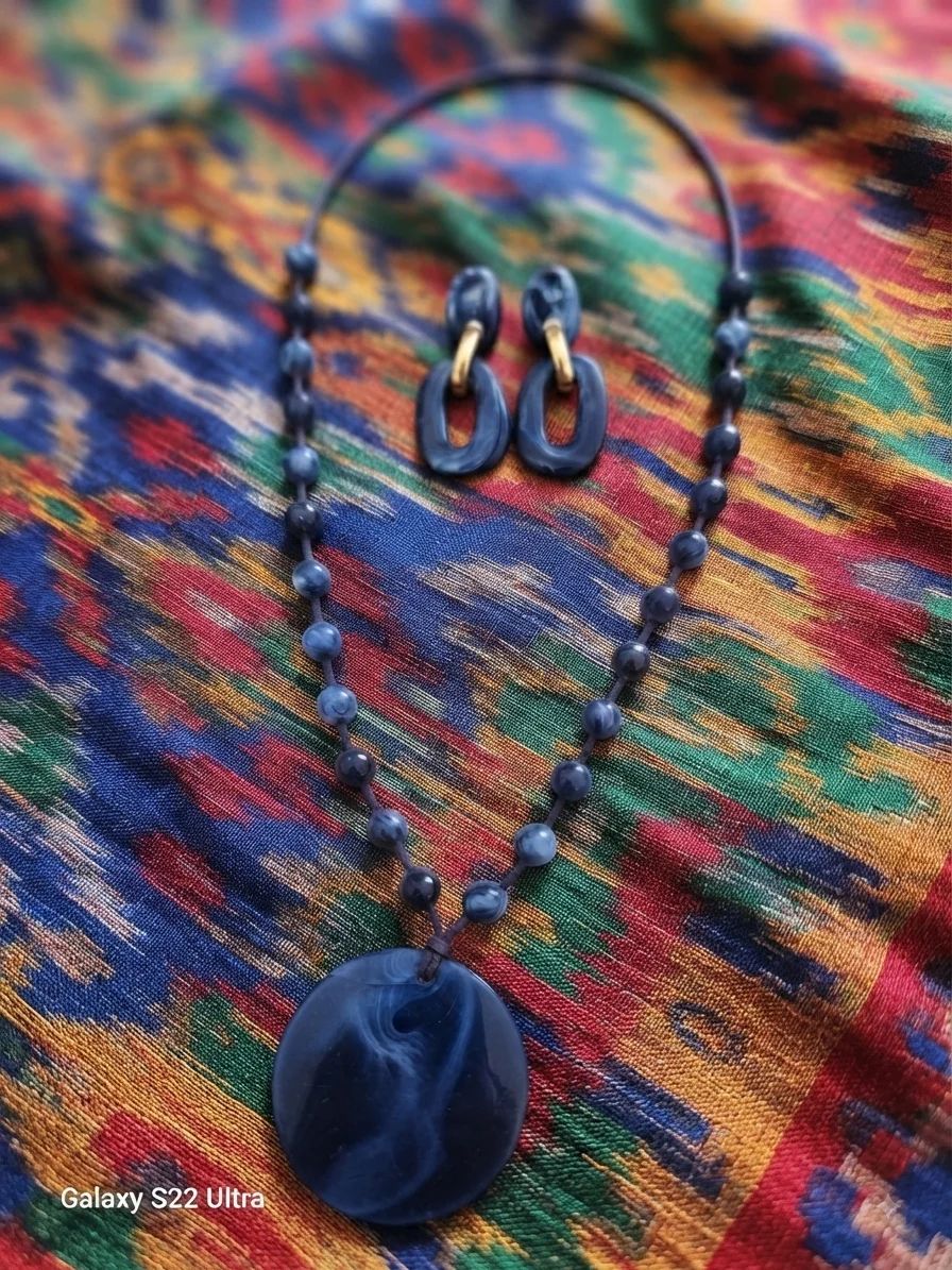 Conjunto colar e brincos em resina azul marmorizada