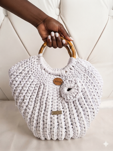 Bolsa de crochê artesanal cinza com alça de bambu